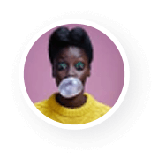 Женщина в желтом свитере с жевательной резинкой