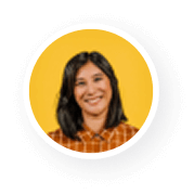 Улыбающаяся женщина на желтом фоне