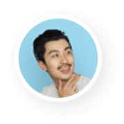 Молодой человек с улыбкой и аккуратной стрижкой