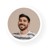 Улыбающийся мужчина в полосатом свитере